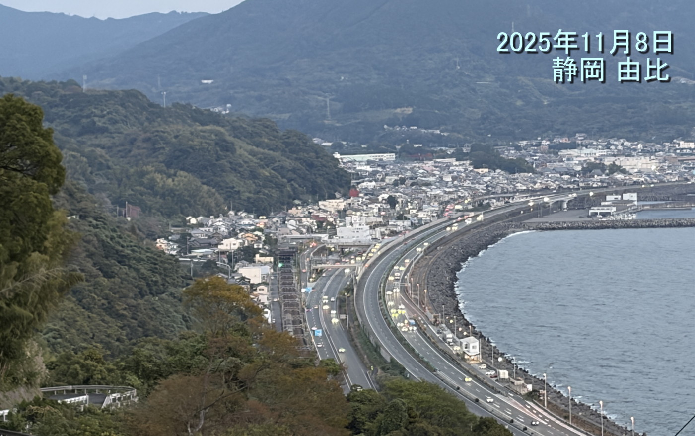 海のそばまで山が迫った由比。2025年11月13日 静岡 由比 海のそばまで山が迫った由比。2025年11月13日 静岡 由比
